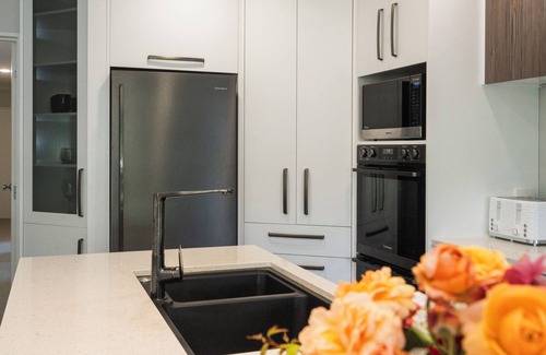 Raureka Haus | 3 Queen beds, Hot Tub, Air Conditioning.