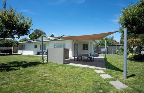 Raureka Haus | 3 Queen beds, Hot Tub, Air Conditioning.