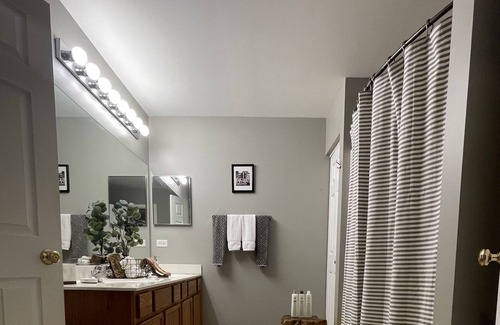 Lockport Haus | 2 BR's (KING/ Queen) - 1.5 Baths Blazing Internet speed 3 Smart TV's stay here!