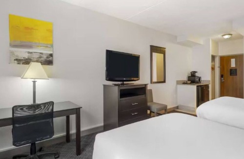 Mundelein Hotel | 3 Tranquil Family Suites in Mundelein | Hot Breakfast Included Near Chicago