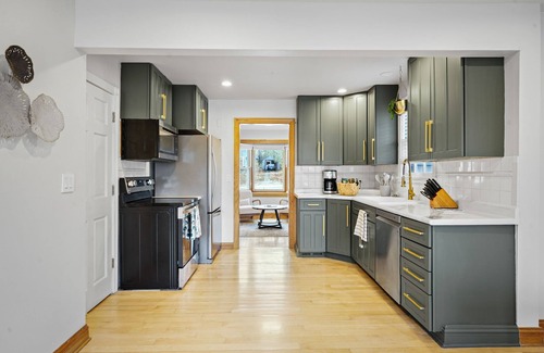 Madison Haus | 30+ Day - Close to Everything. Pet Friendly.