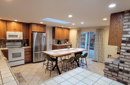 Reno/Tahoe Airport Haus | 30 mins to Mt. Rose & 7 mins to airport! Cozy Family home in Reno- pet friendly!