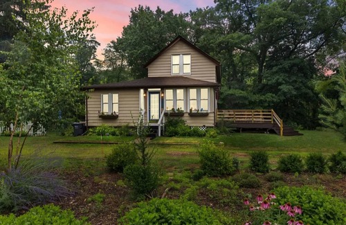 Saint Joseph Hütte | 30 night min stay. Cozy cottage in St. Joseph on 1.1 acres wooded lot with view