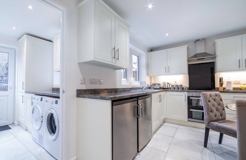 Peterborough Haus | 🔥30% OFF 28+ nights stays - Large 4 bedroom close to town w/Parking🔥