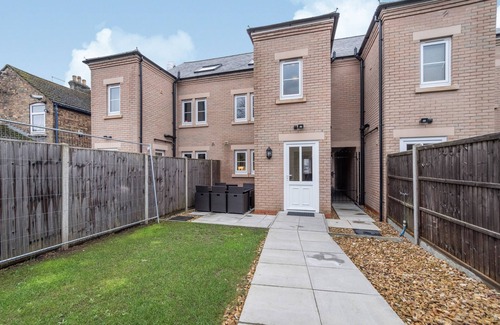 Peterborough Haus | 🔥30% OFF 28+ nights stays - Large 4 bedroom close to town w/Parking🔥