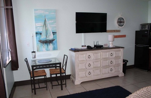 Ruskin Wohnung | # 303 Ein Luxusresort in Little Harbour, nur wenige Schritte von Delfinen und Angeln entfernt