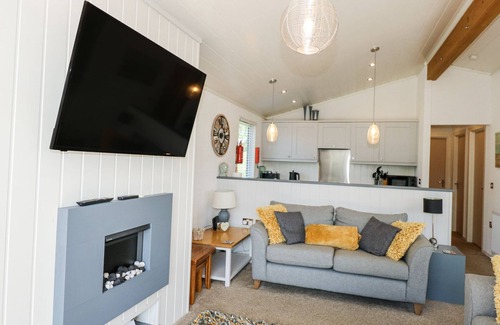 Rhyd-y-clafdy Hütte | 32 SANCTUARY LODGE, pet friendly, with pool in Y Ffor