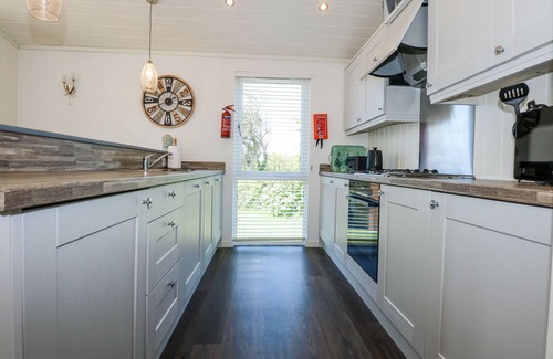 Rhyd-y-clafdy Hütte | 32 SANCTUARY LODGE, pet friendly, with pool in Y Ffor