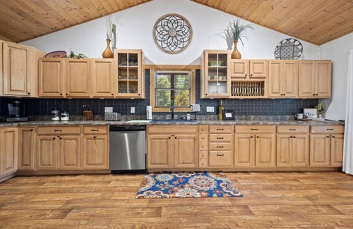 Theodosia Haus | 3200 sq ft Lakeside Retreat with Hot Tub & More - Getaway Ranch