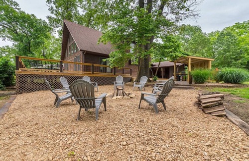 Theodosia Haus | 3200 sq ft Lakeside Retreat with Hot Tub & More - Getaway Ranch