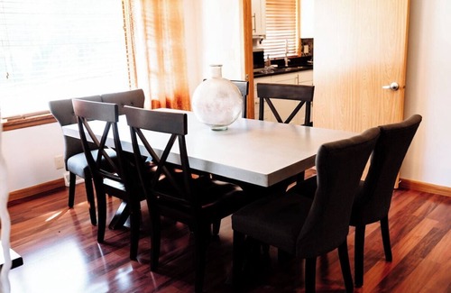 Fairlawn Heights Haus | 327 · Winter Retreat - 6BR, All age friendly