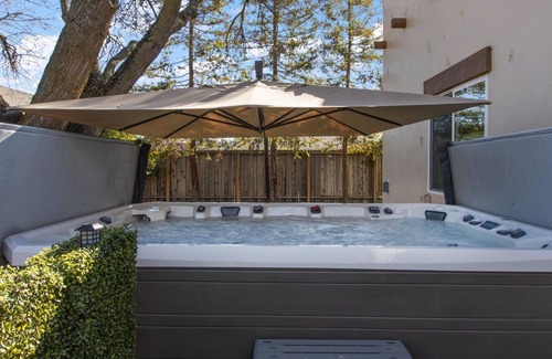 Livermore Haus | 3500sf, Single Level, 4 King Beds, 12ft Hot Tub!