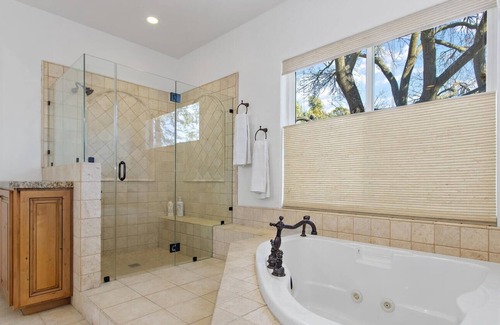 Livermore Haus | 3500sf, Single Level, 4 King Beds, 12ft Hot Tub!