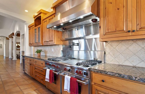 Livermore Haus | 3500sf, Single Level, 4 King Beds, 12ft Hot Tub!