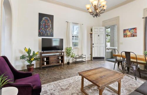Faubourg Delassize Haus | 3BD HOME STEPS TO SAINT CHARLES Gated Parking