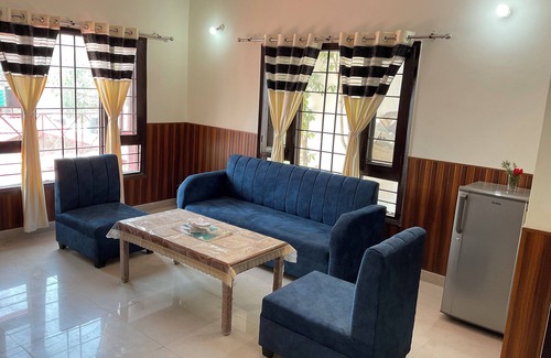 Bhimtal Hütte | 3BHK Villa near Bhimtal with Sukha valley View and parking space!