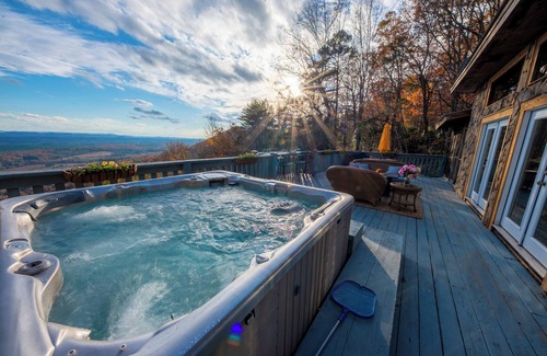 Menlo Kabine | 3BR, 2BA, stunning mtn view, jacuzzi, dry sauna, fire pit, wood burning stove