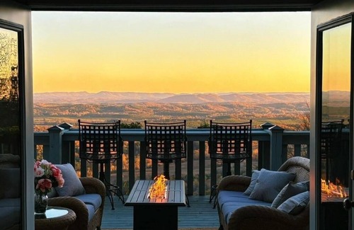 Menlo Kabine | 3BR, 2BA, stunning mtn view, jacuzzi, dry sauna, fire pit, wood burning stove