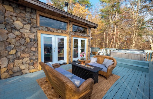 Menlo Kabine | 3BR, 2BA, stunning mtn view, jacuzzi, dry sauna, fire pit, wood burning stove