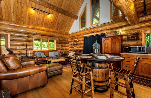 Helmsburg Kabine | 3BR, 3BA log cabin