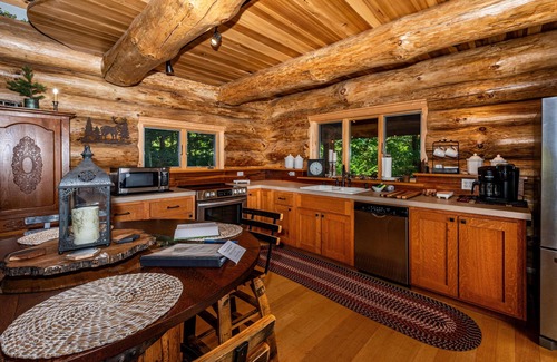 Helmsburg Kabine | 3BR, 3BA log cabin