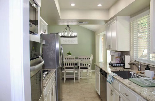 Fresno Haus | 3BR/3BA, Pool, Daybed, Outdoor BA/Shower & Netflix