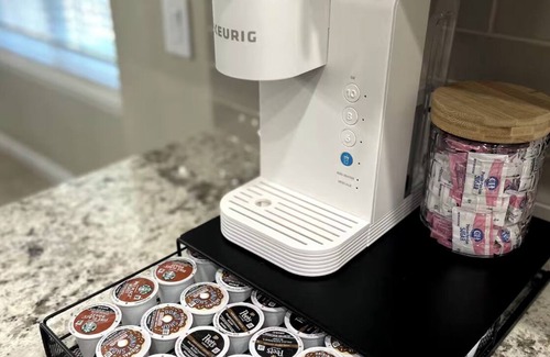 Fresno Haus | 3BR/3BA, Pool, Daybed, Outdoor BA/Shower & Netflix