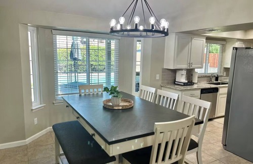 Fresno Haus | 3BR/3BA, Pool, Daybed, Outdoor BA/Shower & Netflix