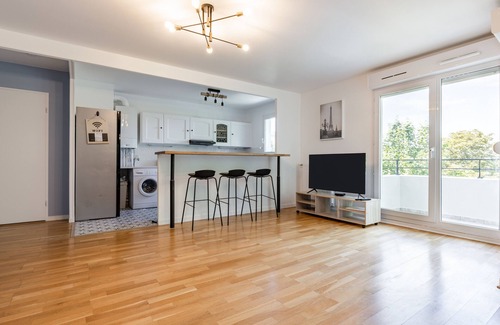 Petit Nanterre Wohnung | 3BR Paris Haven: Garden View, Prem Amenities, Free Parking - 10 Min to Central