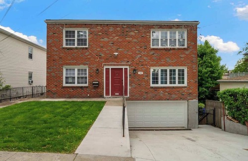 Southeast Yonkers Wohnung | 3BR Apt ~ Near Train ~ Balcony ~Yonkers