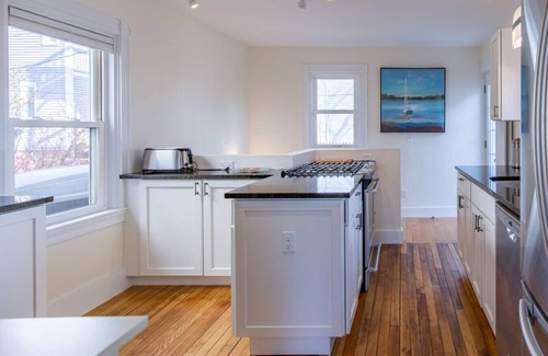 Munjoy Hill Hütte | 3BR Cottage Parking A Peaceful Oasis on Munjoy Hill