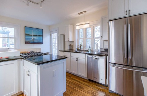 Munjoy Hill Hütte | 3BR Cottage Parking A Peaceful Oasis on Munjoy Hill