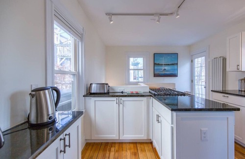 Munjoy Hill Hütte | 3BR Cottage Parking A Peaceful Oasis on Munjoy Hill