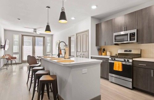 Downtown Phoenix Wohnung | 3BR Cozysuites RORO Pool, Pets, Parking! 6&12