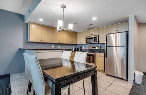 Downtown Myrtle Beach Eigentumswohnung | 3BR Direct Oceanfront at Oceans One, Pools, Modern