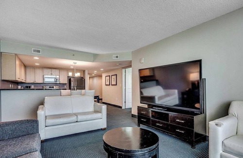 Downtown Myrtle Beach Eigentumswohnung | 3BR Direct Oceanfront at Oceans One, Pools, Modern