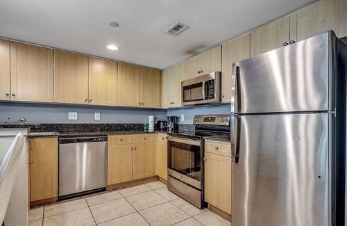Downtown Myrtle Beach Eigentumswohnung | 3BR Direct Oceanfront at Oceans One, Pools, Modern