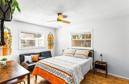 Conway Haus | 3br Family Stay In Orlando Wi-fi Full Kitchen