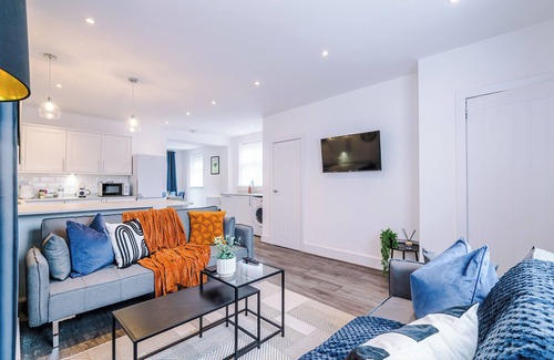 Droylsden Haus | 3BR House w/Parking, Free Wifi, and Discounts!