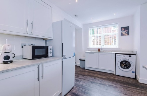 Droylsden Haus | 3BR House w/Parking, Free Wifi, and Discounts!