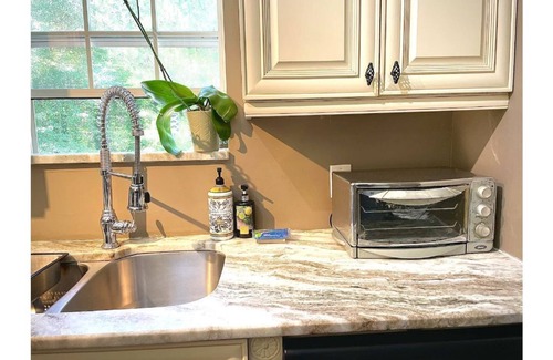 Mableton Haus | 3BR Ranch minutes to Battery Park & Mercedes arena