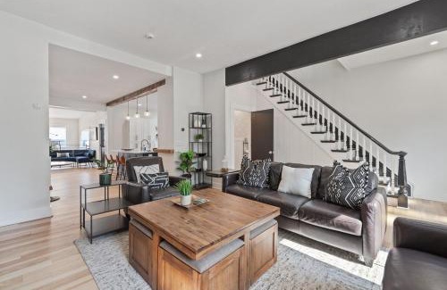 Mount Washington Haus | 3BR Stylish Retreat, Minutes from Downtown Pittsburgh, Free 3-Car Parking