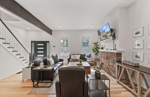 Mount Washington Haus | 3BR Stylish Retreat, Minutes from Downtown Pittsburgh, Free 3-Car Parking