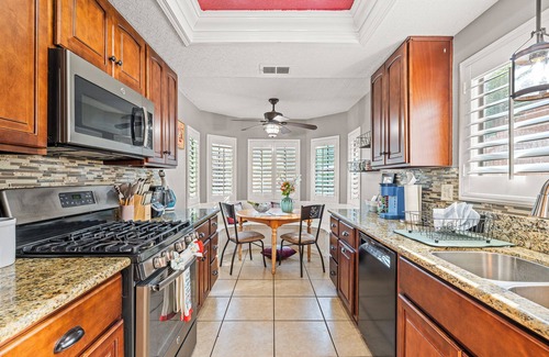 Lake Elsinore Haus | 3BR w/Pool ｜Jacuzzi ｜BBQ｜Fire Pit ｜King Bed