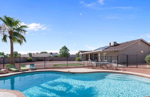 Glendale Haus | 3BR with Pool and Putting Green - 5 min away from Westgate/AZ Cardinals! Stadium