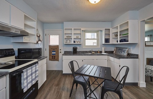 Clear Lake Haus | 3rd und Surf - 2 Blocks vom See und 1 Block vom Legendary Surf Ballroom entfernt