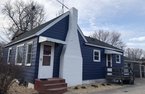 Clear Lake Haus | 3rd und Surf - 2 Blocks vom See und 1 Block vom Legendary Surf Ballroom entfernt