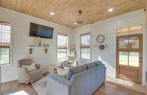 Ludlow Haus | 4-Acre Plot Farmhouse-Chic Retreat in Forest!