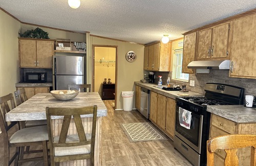 Ramer Haus | 4 bd rm, 2bth modular, feat. full ktch, private deck & grill at Kick Back Ranch.