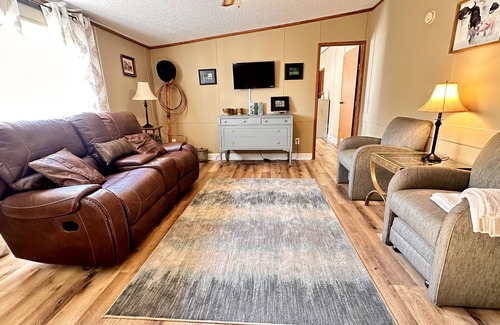 Ramer Haus | 4 bd rm, 2bth modular, feat. full ktch, private deck & grill at Kick Back Ranch.